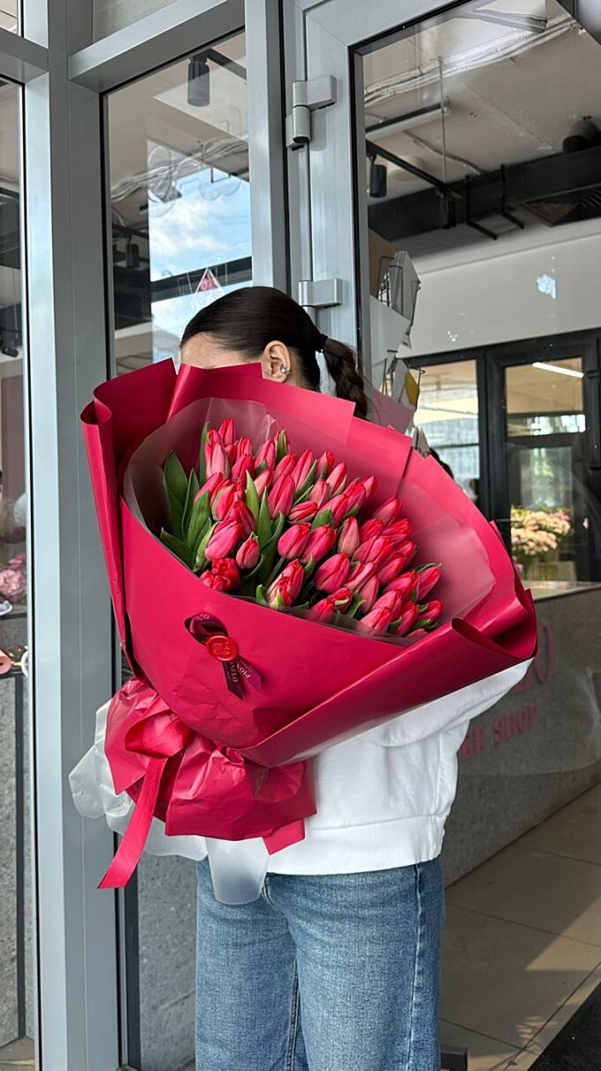  51 яркий тюльпан