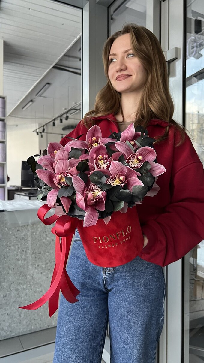  Алая композиция с орхидеями