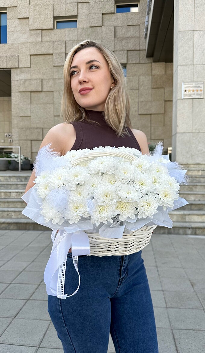 Белоснежная корзина с хризантемами