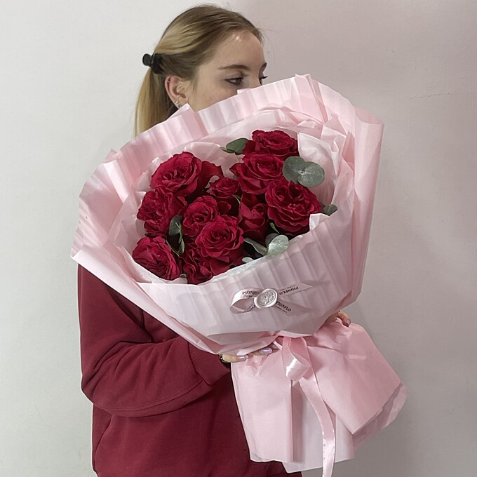  Букет из красных кустовых роз