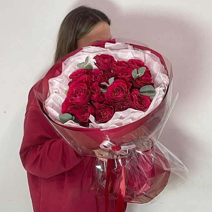  Букет из красных кустовых роз