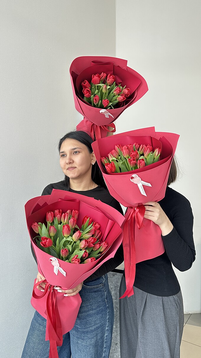  Букет красные тюльпаны