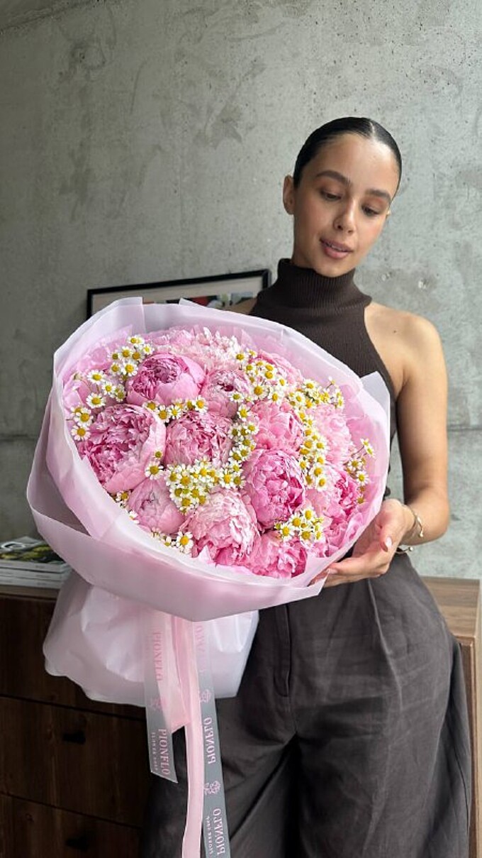  Клубничные пионы и ромашки