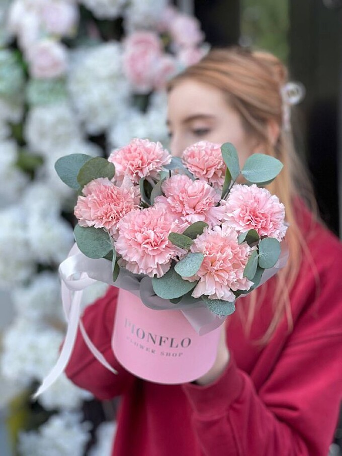  Композиция с диантусами и эвкалиптом