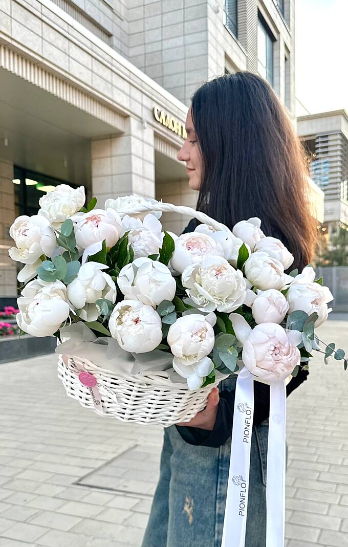 Корзина с пломбирными пионами
