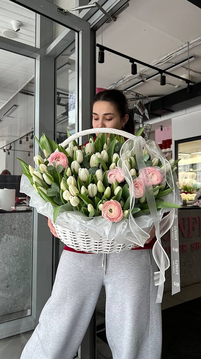  Корзина с тюльпанами и ранункулюсами