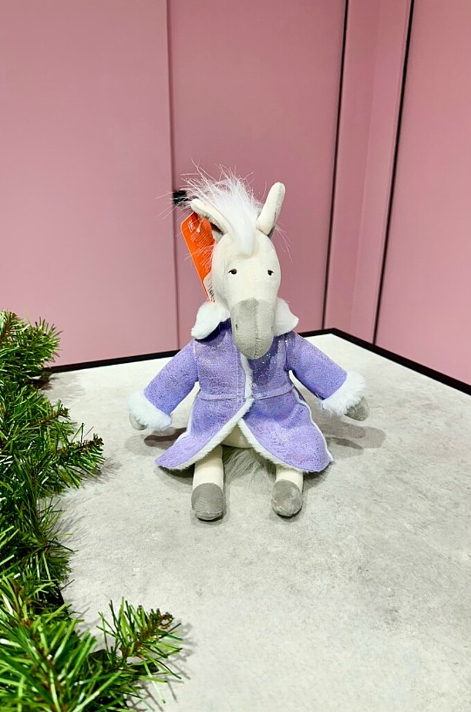  Лошадка Любава в дубленке