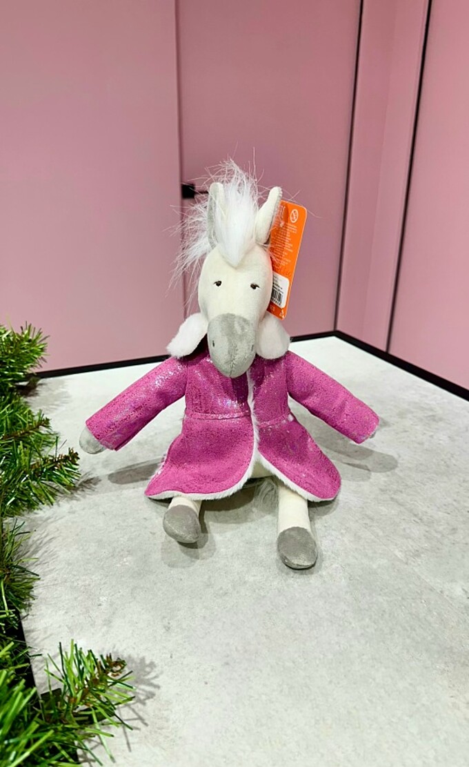  Лошадка Любава в дубленке