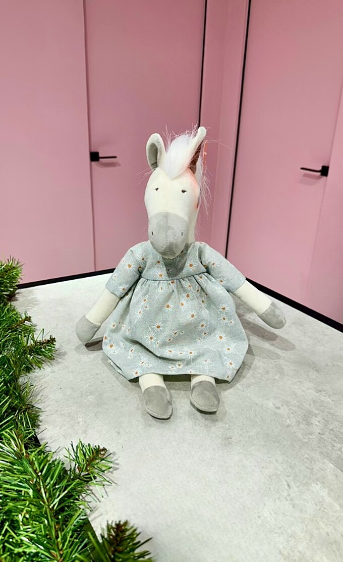  Лошадка Любава в сером платье