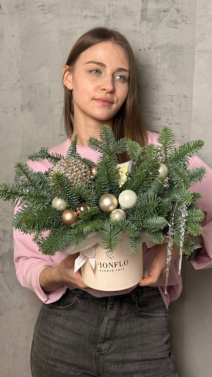  Лунный свет на еловых ветках