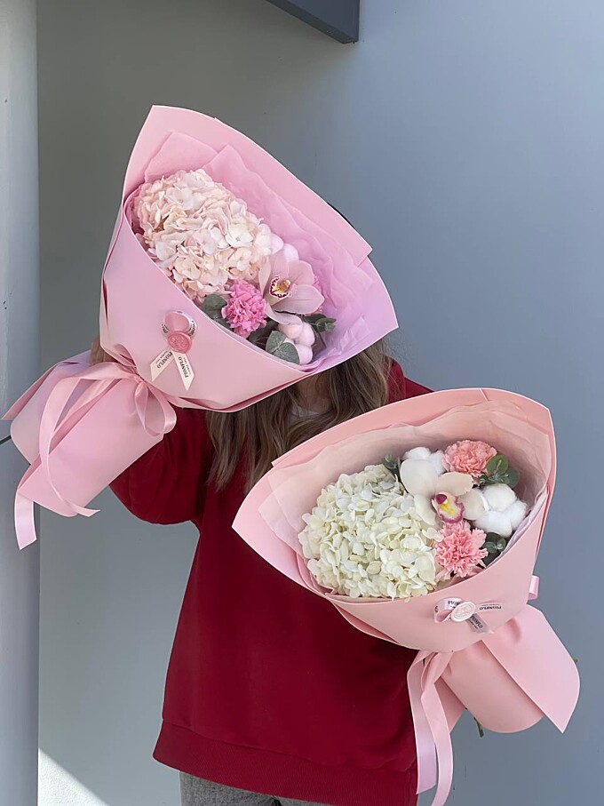  Милые сестрички с орхидеями