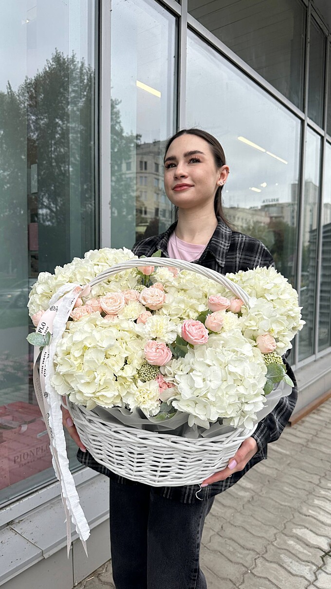  Нежная корзина с цветами