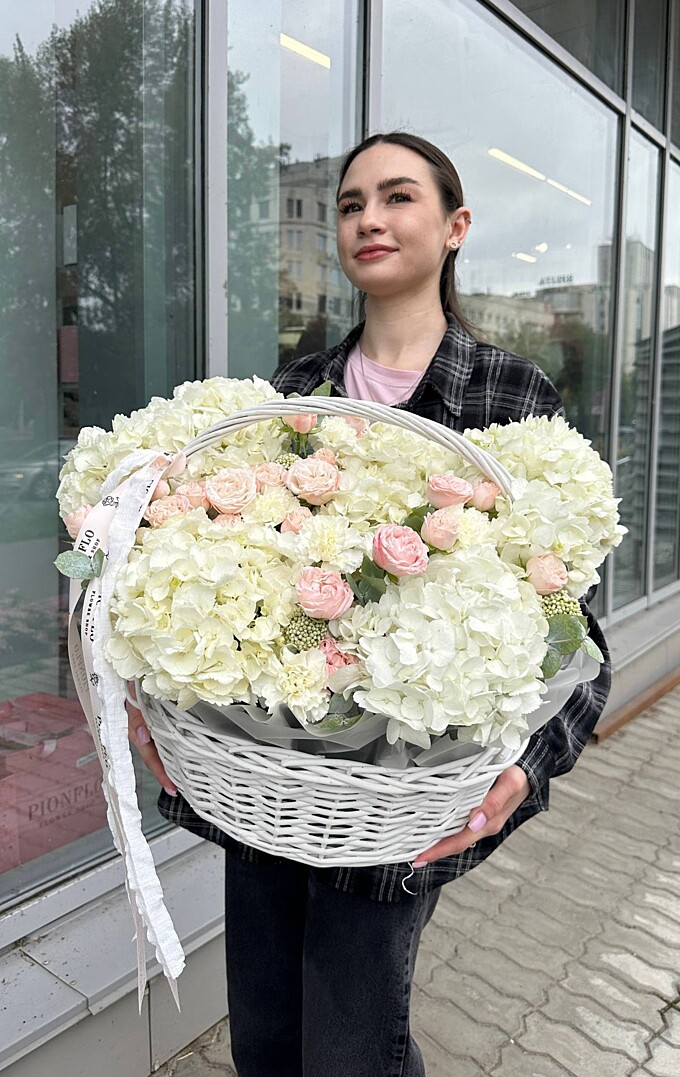  Нежная корзина с цветами