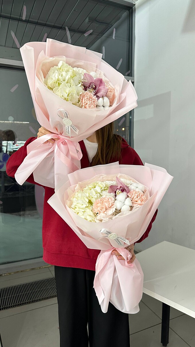  Нежный букет с орхидеей