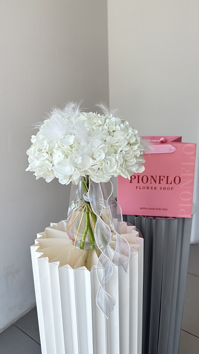  Нежный букет в вазе с гортензиями от PIONFLO