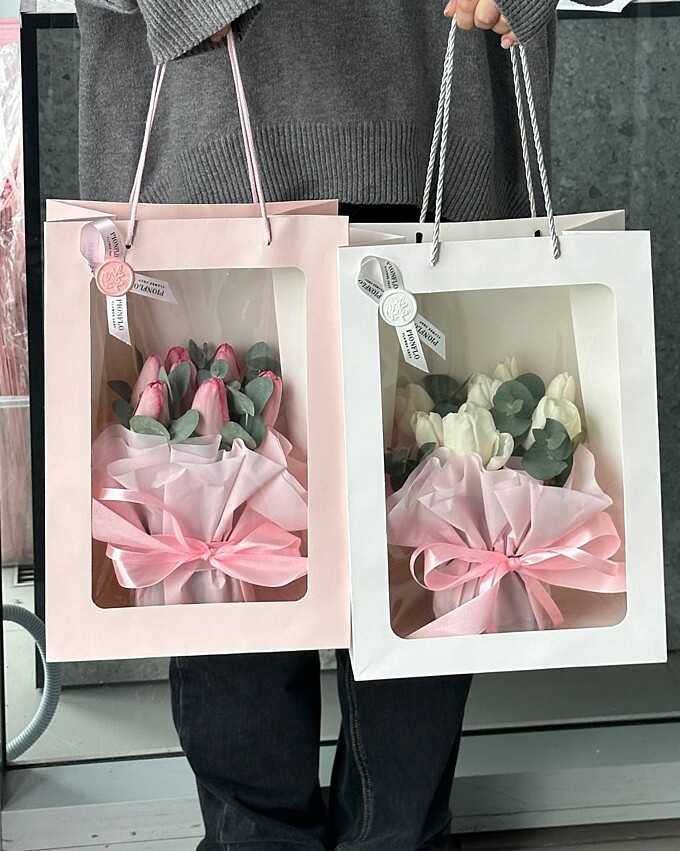  Нежный комплимент с тюльпанами