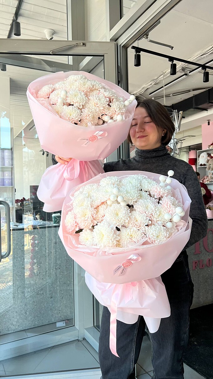 Новогодний моно-букет с хризантемами