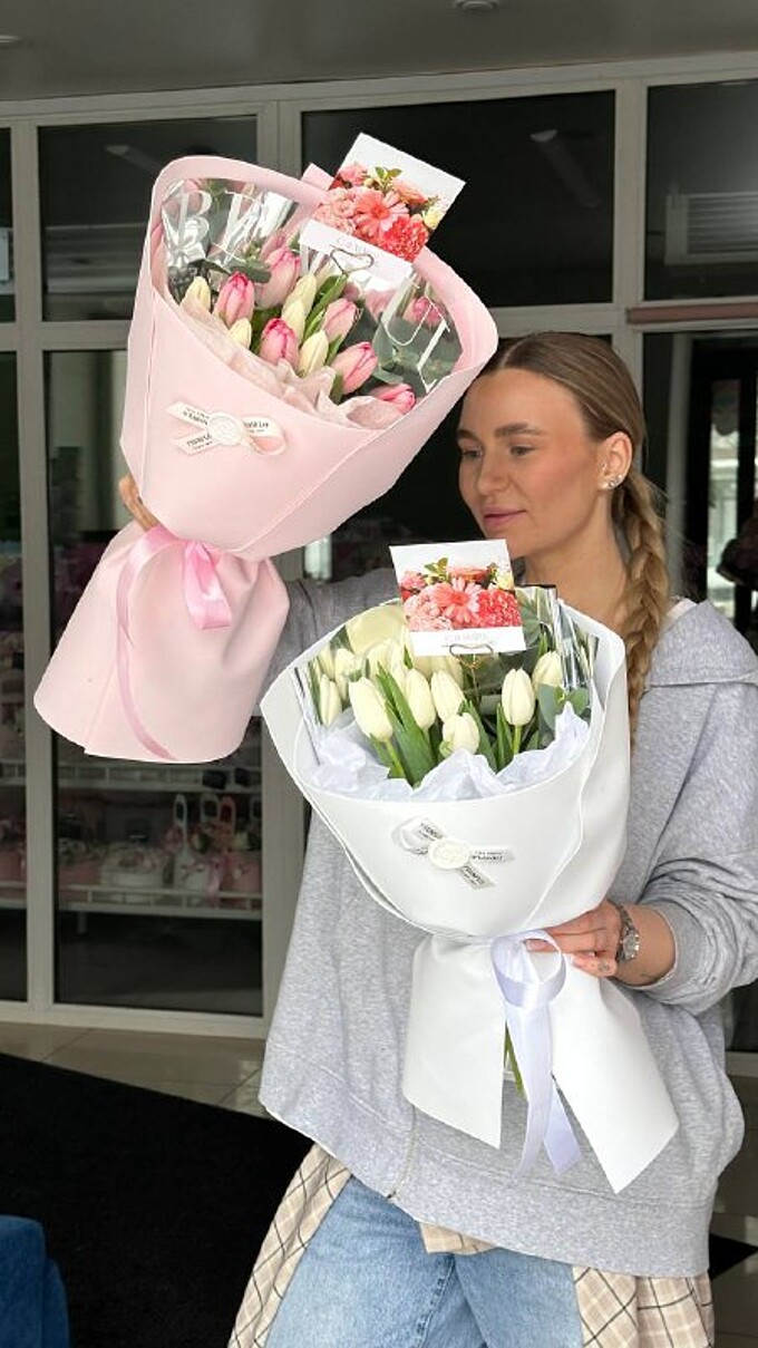  Сестрички с тюльпанами