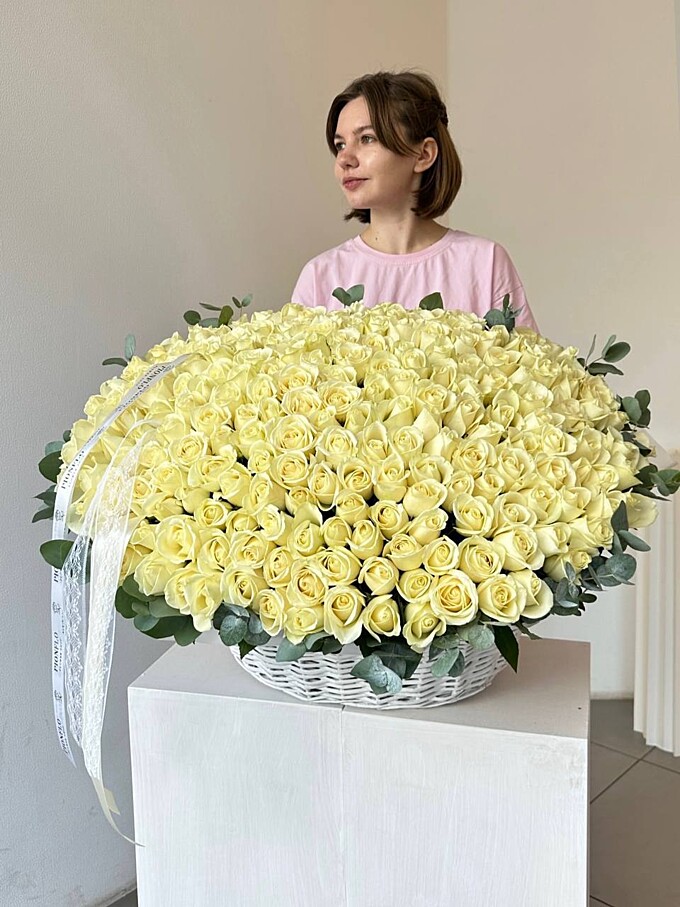  Шикарная корзина с кенийскими розами