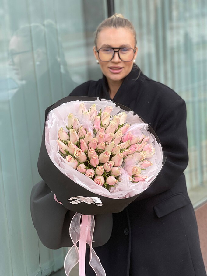 Стильный букет розовых роз