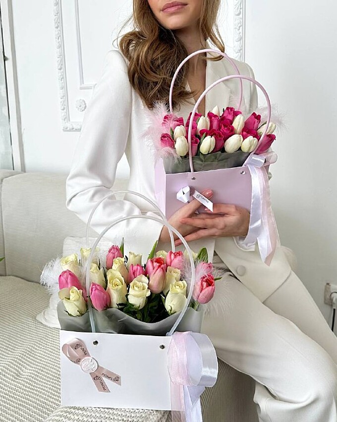  Сумочка с тюльпанами и розами