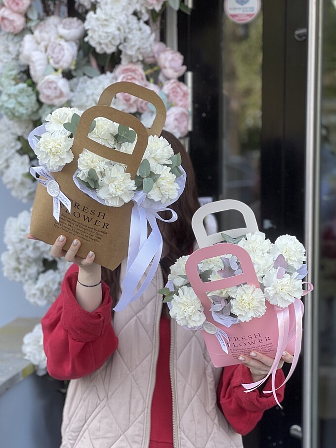  Сумочки с белыми диантусами