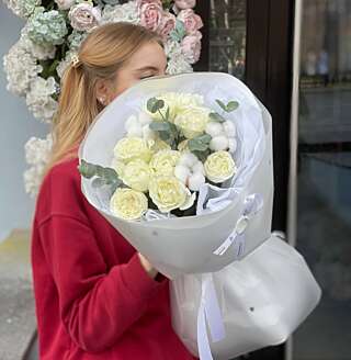 Белоснежные кустовые розы