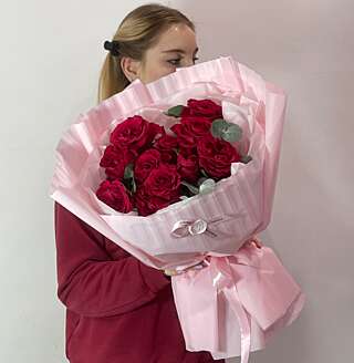 Букет из красных кустовых роз