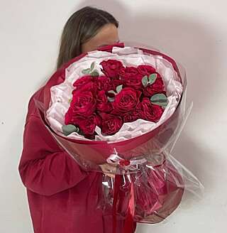 Букет из красных кустовых роз