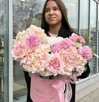 Гортензии и французские розы