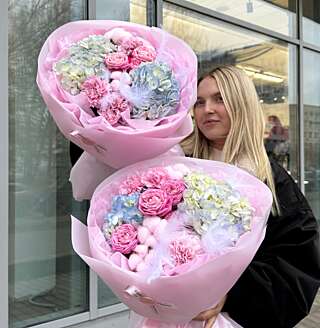 Гортензии и кустовые розы