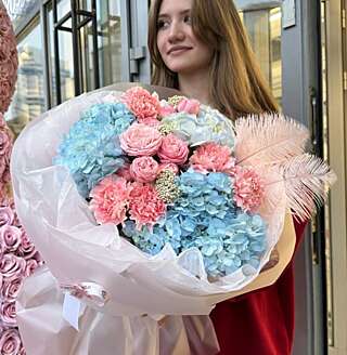 Гортензии и нежные гвоздики