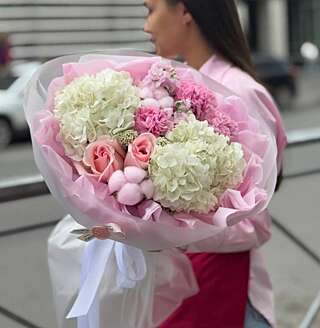 Гортензии и розы