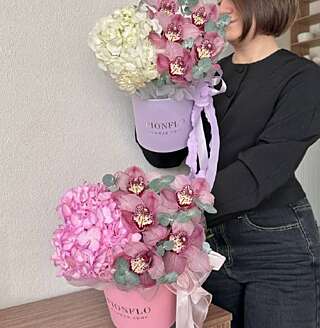 Композиция с орхидеями и гортензией