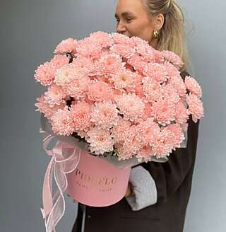 Композиция с персиковыми хризантемами