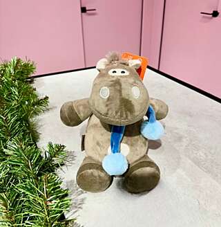 Коник Кай с шарфом