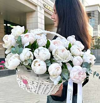 Корзина с пломбирными пионами