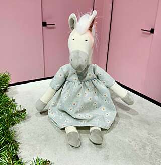 Лошадка Любава в сером платье