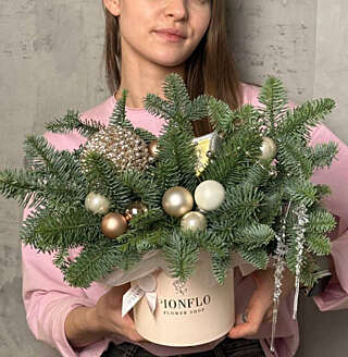 Лунный свет на еловых ветках