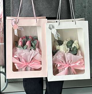 Нежный комплимент с тюльпанами