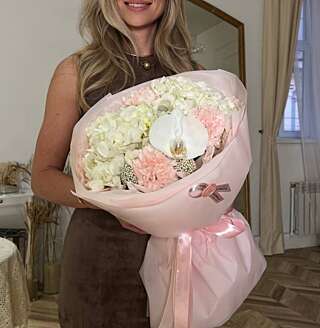 Нежный персиковый букет для мамы