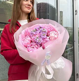 С ароматными пионами
