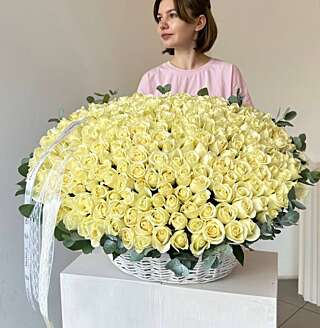 Шикарная корзина с кенийскими розами