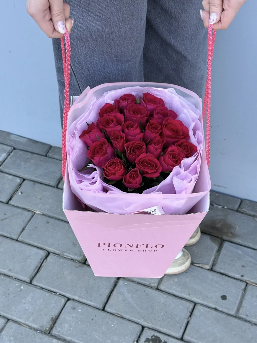 Подарок с алыми розами