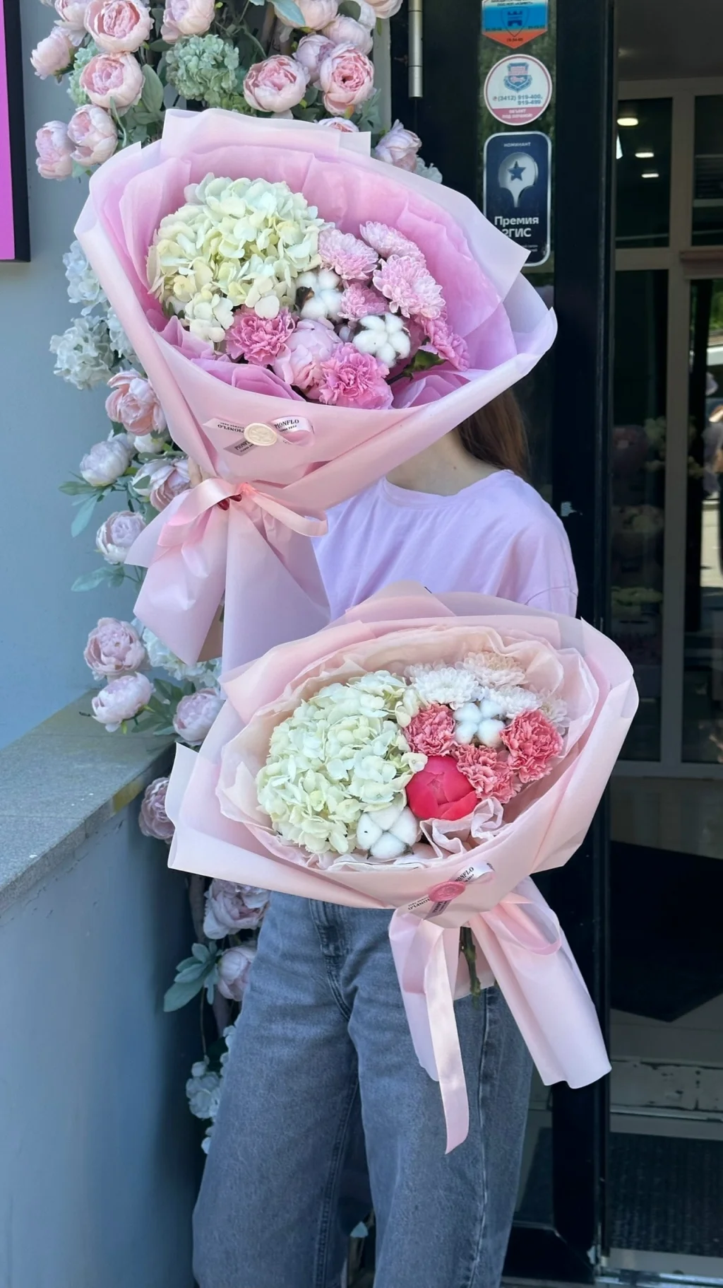 Сестрички с пионами