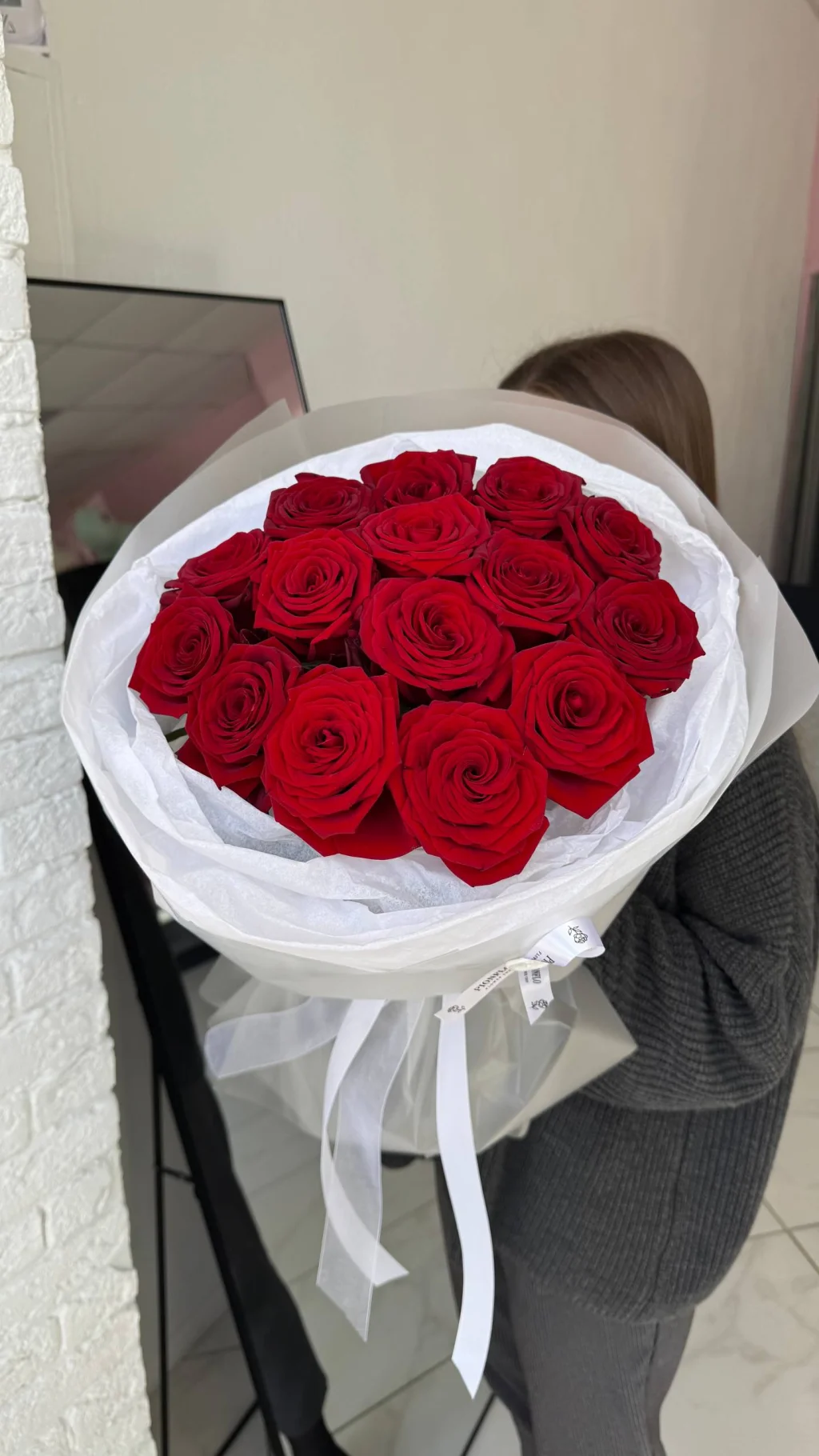 Алые розы