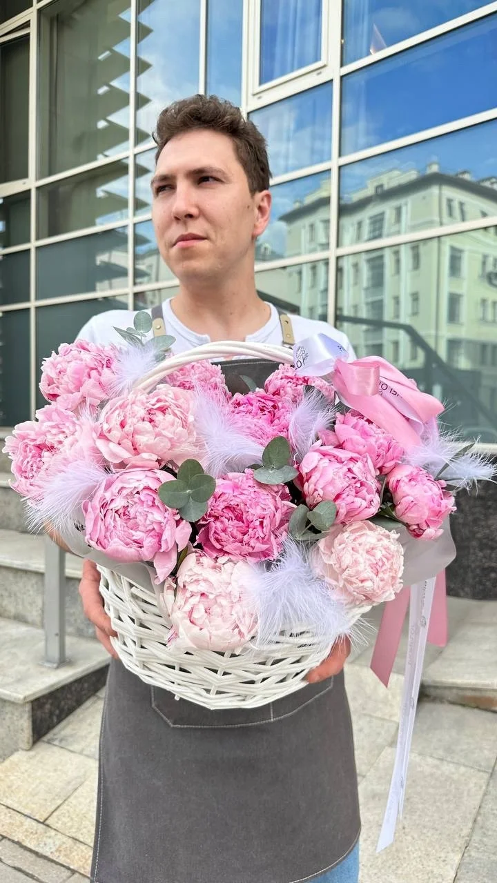 Корзина с ароматными пионами