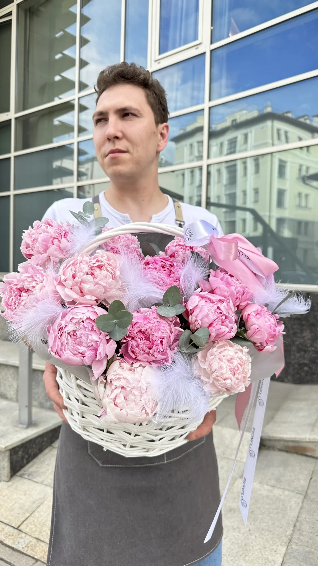 Лукошко с пионами