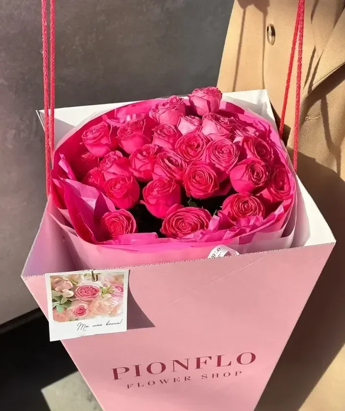 Шикарные кустовые розы в переноске от PIONFLO