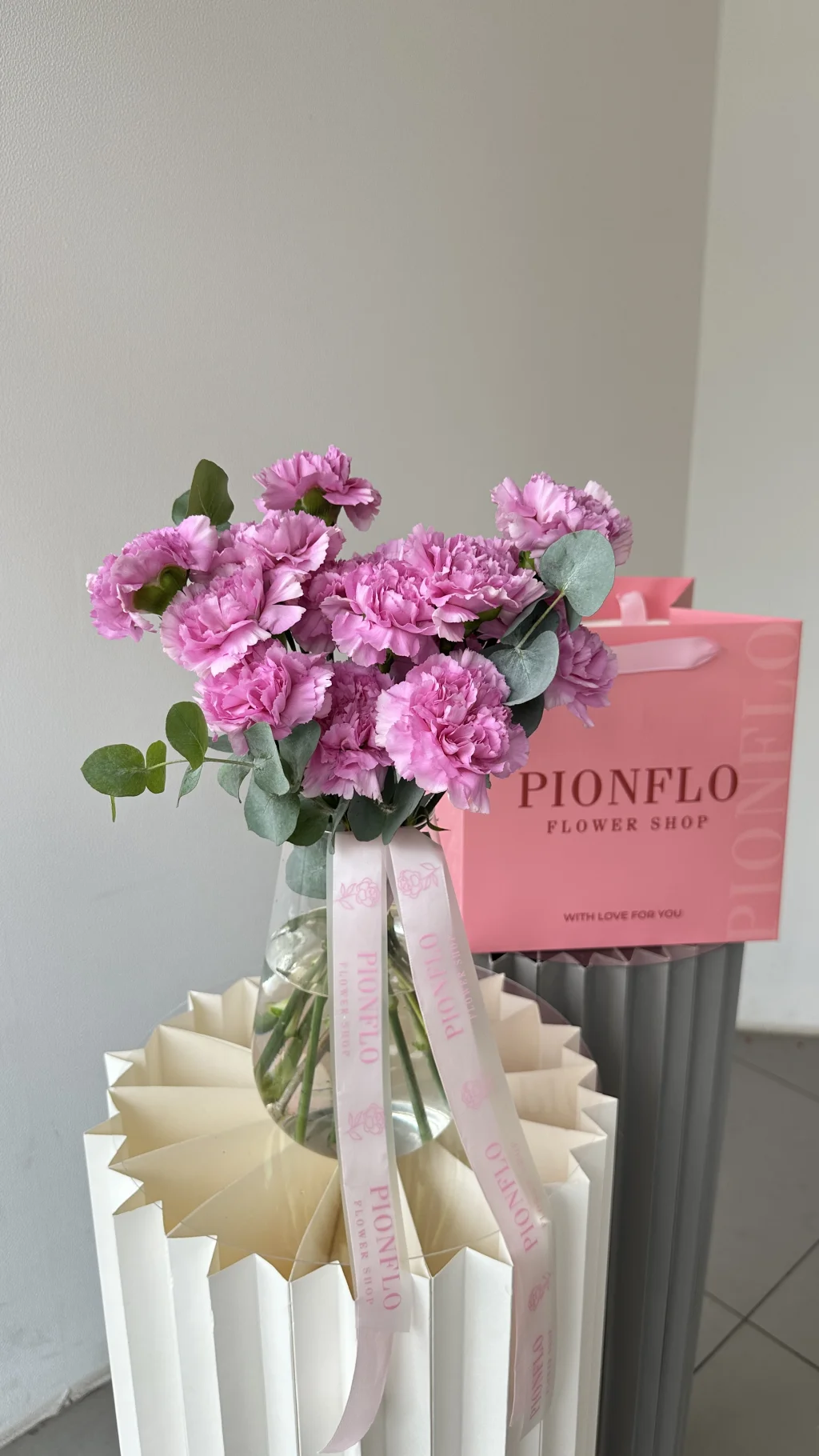 Диантусы в вазе от PIONFLO